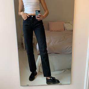 Svarta vintage Levi’s jeans köpta second hand för 1,5 år sen🥰. Samma skick som när jag köpte dem för 400, men säljer pga inte kommit så mycke till användning:/ Ganska långa, jag är 180 cm🤗 Buda i kommentarerna exklusive frakt (tillkommer ca 66 kr)