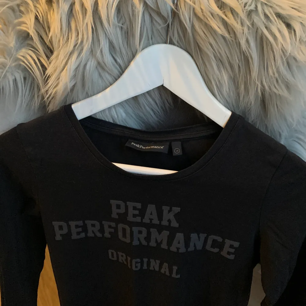Säljer denna långärmade tröjan från peak performance då den inte kommer till användning.. storlek xs☺️ pris + frakt💓. Tröjor & Koftor.