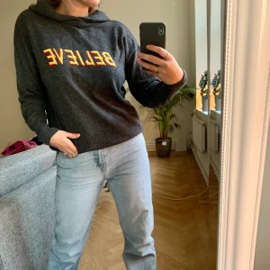 Sandro hoodie - Säljer min älskade hoodie från sandro. Använd fåtal gånger. Väldigt skön kvalitet. 