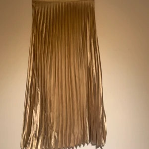 Maxi kjol - En jättefin guld kjol i jättebra skick! Den är väldigt lång jag är 175cm och den når ner till mina anklar, högmidjad och väldigt bekväm🌟🌟 köparen står för frakt