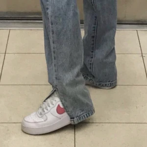 MISSYEMPIRE jeans - HELT OANVÄNDA, lappen sitter kvar, Perrie denim straight leg split jeans! De var för långa för min syster som köpte de. Jag är 1,66 och de når ner som bilden visar. DM för mer bilder på jeansen; frakt ingår!