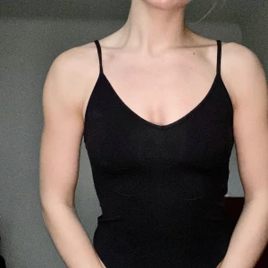 Svart body - Svart tight body i lite tjockare kvalitet som knäpps ihop mellan benen. Knappt använd. Köpt i USA.      👗 5 plagg för 200 👗