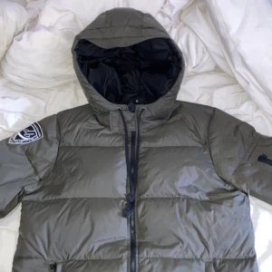 D-Brand strl XL HERR  - Säljer en jacka av märket D-Brand, strl XL. köpt vintern -19. väldigt sparsamt använd, skulle nästan säga att den är som ny.  