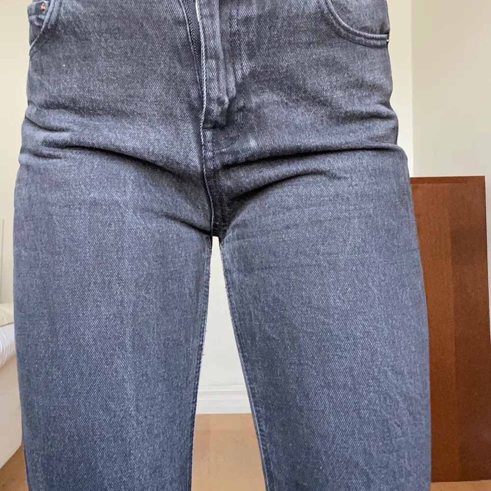 Svarta mom jeans i lite urtvättad style. Storlek 34! Jag är 36 och får på mig dom med tight fit över låren. 👗 5 plagg för 200 👗. Jeans & Byxor.