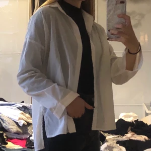 Vit skjorta - Lite genomskinlig lös skjorta, storlek S men sitter typ oversize!💫