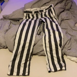 randiga lowwaist dickies - lågmidjade lösa dickes byxor. Använd några gånger, storlek 30 men dickies är små i storlek så skulle säga mer som 28 ( 38?)