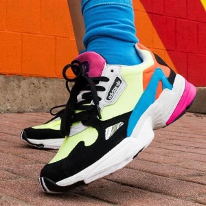 adidas Falcon  - Adidas Falcon som jag köpte i usa för ca 1300kr, helt ok skick men använda en del, därav priset 💞💞💞 världens skönaste skor, sååå fina färger 