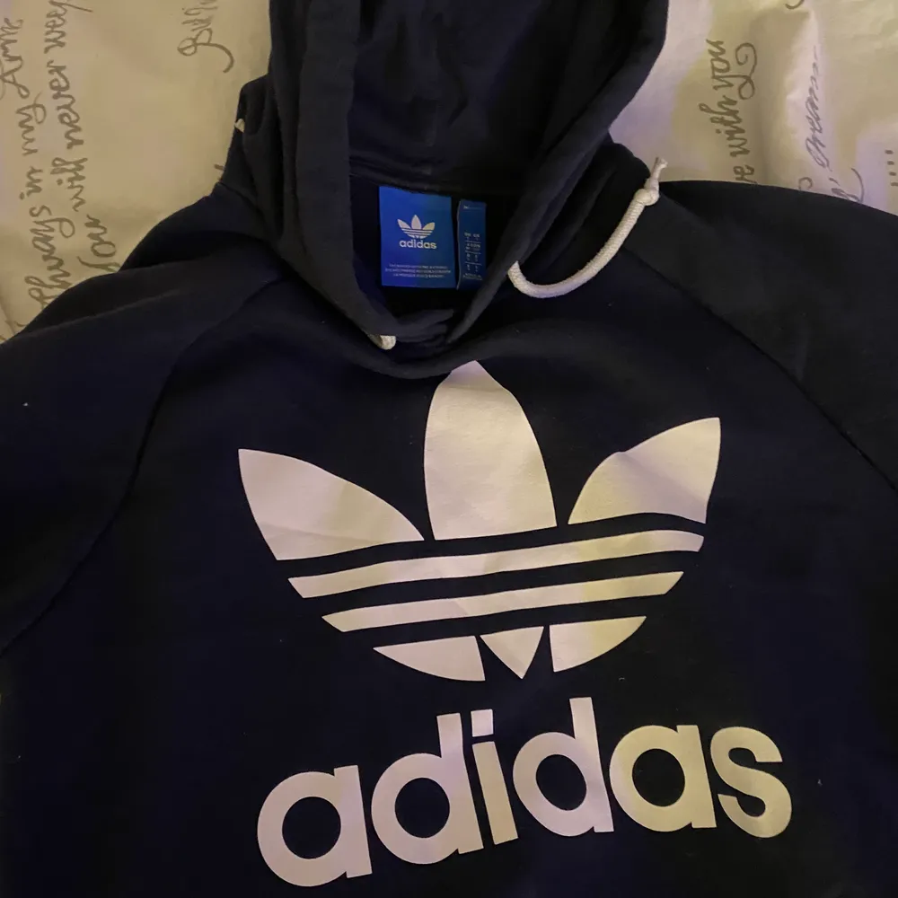 Super fin adidas hoddie som knappt är använd, det är mörk mörk blå och super skön! Pris kan alltid diskuteras!. Hoodies.