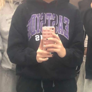 Hoodie  - snyggaste hoodien från beyond retro, köpt för 380kr. Storlek M, har xs-s vanligtvis och den sitter snyggt ovesized på mig. Vintage skick, lite sprucken text men tycker bara det är snyggt 💞💞