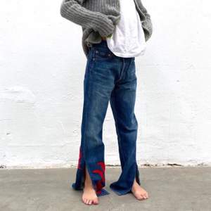 Ett par unika jeans köpta här på plick av Phillipa Parneviks ur hennes nya kollektion. Dessa är det enda exemplaret av denna modell. Tyvärr var dem för små för mig så säljer dem nu vidare:) (Levislappen är lite lös men det går lätt att sy på). 