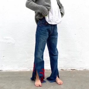Philippa Parnevik X Plick - Ett par unika jeans köpta här på plick av Phillipa Parneviks ur hennes nya kollektion. Dessa är det enda exemplaret av denna modell. Tyvärr var dem för små för mig så säljer dem nu vidare:) (Levislappen är lite lös men det går lätt att sy på). 