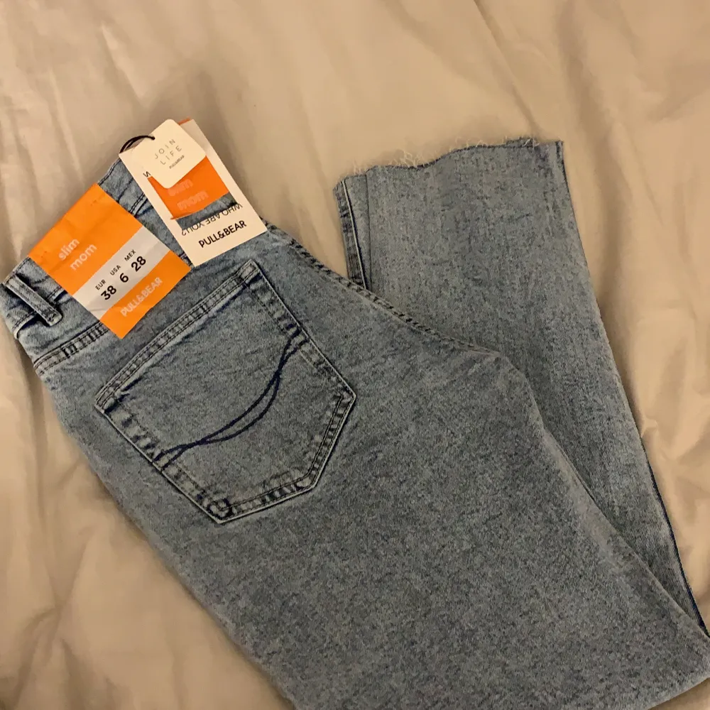 Helt oanvända mom jeans från pull&bear. Köpta på Asos för några månader sedan men för korta för mig som har ganska långa ben. Är 164. Frakt 63kr💖. Jeans & Byxor.