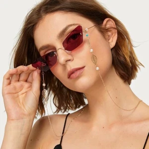 Trendig glasögon band - Säljer ett superfint band för glasögon. Bandet är väldigt trendig just nu och kostar endast 30kr + frakt (11kr). Kontakta om du vill ha fler bilder eller är intresserad! ❤️🥰