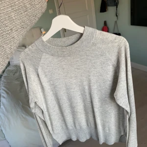 Stickad tröja - Jätteskön stickat tröja från märket Female first. Passformen är lite som en college tröja och den passar xs-m beroende på hur man vill att den ska sitta. 