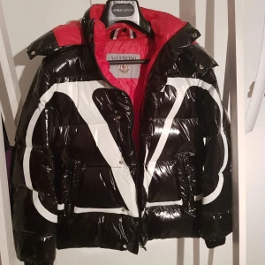 Moncler jacka - Moncler x Valentino jacka storlek S, inga skador, kan skicka (köparen står för frakten) Bud: