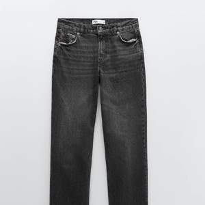 Gråa Jeans från zara säljs för att dom är för små. Aldrig använda. Långa passa folk över 170 men man kan klippa om man vill. 200kr +frakt. Vid många intressen bud i kommentarerna
