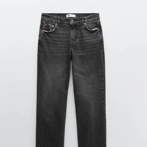 Jeans från zara - Gråa Jeans från zara säljs för att dom är för små. Aldrig använda. Långa passa folk över 170 men man kan klippa om man vill. 200kr +frakt. Vid många intressen bud i kommentarerna