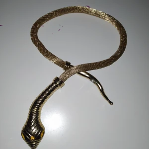 Läckert ORMHALSBAND med magnet - Lite ovanligare modell,bra skick. 