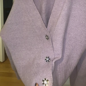 Snygg tröja! - Snygg och fräsh tröja från H&M, säljer pågrund av brist på andvändning av den. Den är i storlek S och den är väldigt mysig. En fin lila färg med snygga knappar som detaljer💕🙏🏼 köpte för 400 kr & inte andvänd den alls mycket 