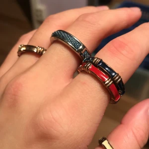 Ringar  - Vintage ringar. Den i Denim i mitten har diameter 1,8cm. Resten har1,7cm. 39 för en + frakt 11