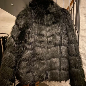 Vinterjacka för Nelly  - SUPERFIN jacka från Nelly knappt använd. Den värmer bra i kylan och är i nyskick. Storlek 38/ M 