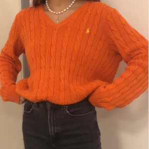 Stickad tröja - världens finaste tröja men har en likadan i en annan färg så säljer denna ❤️ är i stl XL så den är oversized men går att stoppa in och är rätt liten i storleken. fraktar spårbart 