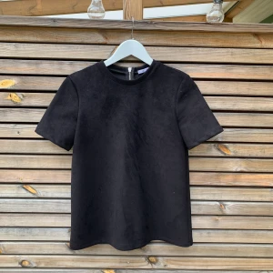 Topp med mockaeffekt - Snygg topp med dragkedja i ryggen. Kan mötas i Stockholm annars skickas den med spårbar frakt (63kr). 