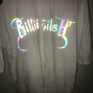 Billie eilish t-shirt - Supercool oanvänd Billie eilish T-shirt från bershka. Säljer då den inte kommer till användning. Kan strykas innan fraktning om önskat.