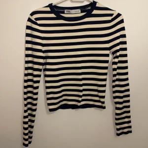 Tröj från Zara - Blå och vit långärmad tröja från Zara. Storlek S.  Kan frakta men köparen står för frakt