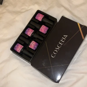 Gellack  - Gellack i lite olika färger, just dessa har jag inte provat men har några andra från samma märke och dom härdar bra i uv lampa. Färgerna ser ni i sista bilden, kanske möjligtvis är möjligt att göra någon slags fransk manikyr med den rosa och ljusa färgen. 