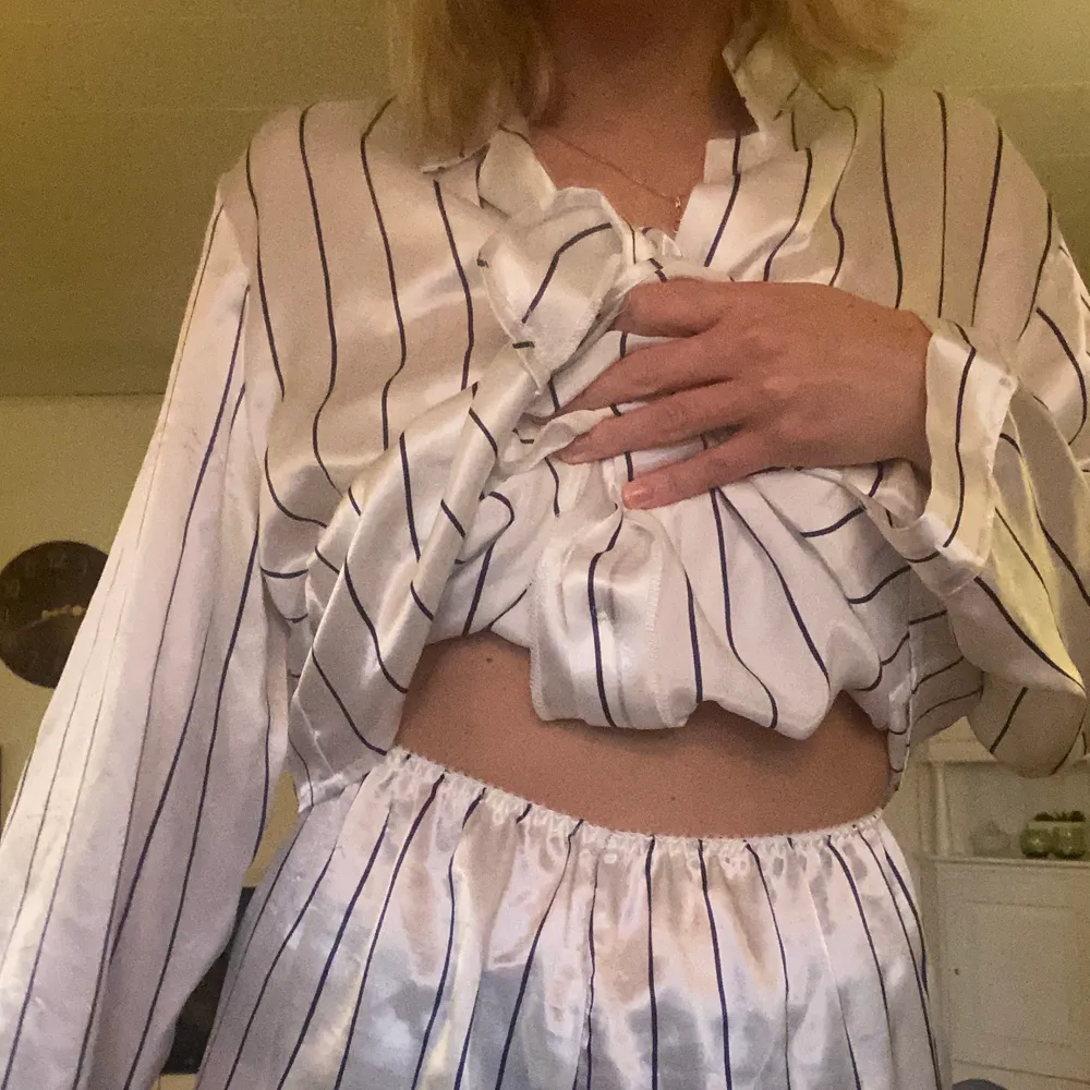 Ett pyjamas-set som aldrig används av mig och bara legat i garderoben. Loose, satin och hög i midjan. ⚡️⚡️GRATIS FRAKT⚡️. Övrigt.