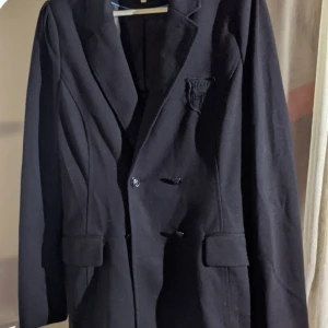 Stockh LM herr kavaj - Snygg herr kavaj med dubbelknäppning, logga på bröstet. 