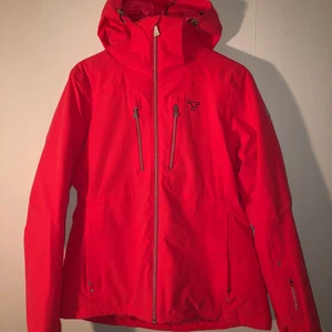 Skidjacka Tenson - Säljer en superfin skidjacka från Tenson som är använd 2 gånger. Den har recco-funktion. Helt nytt skick 