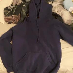 Hoddie från bik bok - Säljer denna mörkblåa lite oversize hoddie från bikbok, frakten ingår inte och det är bara att höra av dig om du är intresserad!