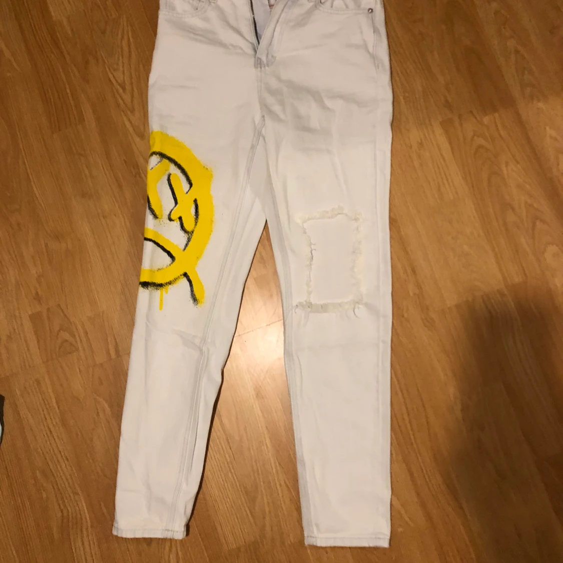 Ljusa jeans med tryck - 90