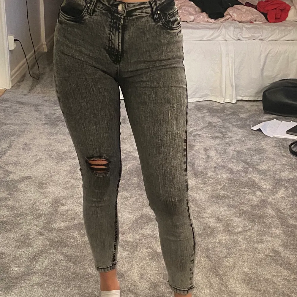 Grå skinny jeans i storlek 36! 80kr plus frakt💟. Jeans & Byxor.
