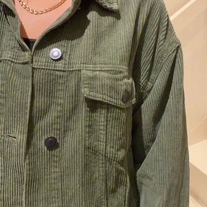 Grön Manchesterjacka  - Grön manchesterjacka från Zara i storlek M 😎 hon på bilden bär vanligtvis S, så den är väldigt normal i passformen.  Köparen står för frakten men jag kan även mötas upp i närheten. 🥳