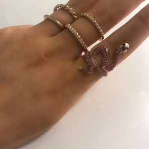 Ringar  - Jätte fina ringar från H&M, 15kr/ styck för de smala ringarna och 60kr för ormringen❤️ Alla är i storlek M, ormringen kan man trycka ihop så den blir MINDRE, ej större