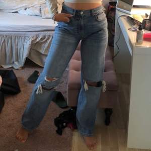 90’s Jeans från Gina Tricot. Använda 2 gånger Säljer för att jag inte använder de lika mycket som mina andra jeans Köpta för 600kr säljer för 400kr(eller högst bud) 