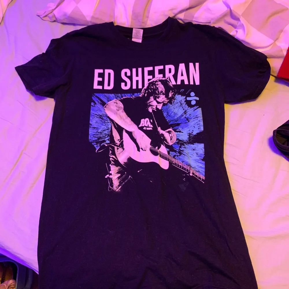 En super fin Ed Sheeran tröja, köpt i Göteborg efter hans tour. Tyvärr kom den inte till så mycket användning. 10/10 har inga hål eller fläckar! Och knappt använd🔥🧡. T-shirts.