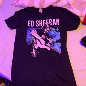 Ed Sheeran t-shirt☺️ - En super fin Ed Sheeran tröja, köpt i Göteborg efter hans tour. Tyvärr kom den inte till så mycket användning. 10/10 har inga hål eller fläckar! Och knappt använd🔥🧡