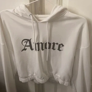 Hoodie - Säljer min vita hoodie från Bershka. Nästan aldrig använd:)