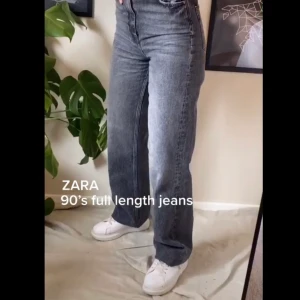 snygga gråa 90s full length jeans - Snyggaste Mom jeansen!😍 Helt nya aldrig använda. Säljer pågrund av en aning stora på mig för köpte fel storlek och är väldigt kort. Köparen står för frakten ifall vi bor nära kan man mötas upp🤩 Slutsålda överallt !