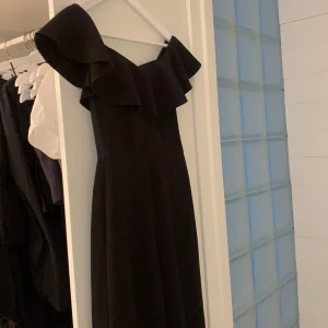 Hm - Säljer nu min fina jumpsuit från hm i storlek 32 (passar 34 också), tyvärr får den inte längre plats i garderoben. Den är använd 2 gånger och ser som ny ut. Köparen står för frakten