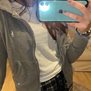 Grå kofta med dragkedja - Grå ralph lauren kofta med dragkedja. Köpt för länge men bra skick då knappt använd. Köpt för ca 800kr säljer för 250kr inkl frakt, strlk XS men passar S också.