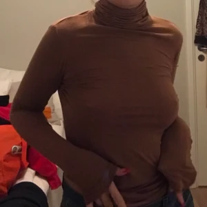 Polotröja - Polo tröja i en brun rostig färg, köparen står för frakten💕