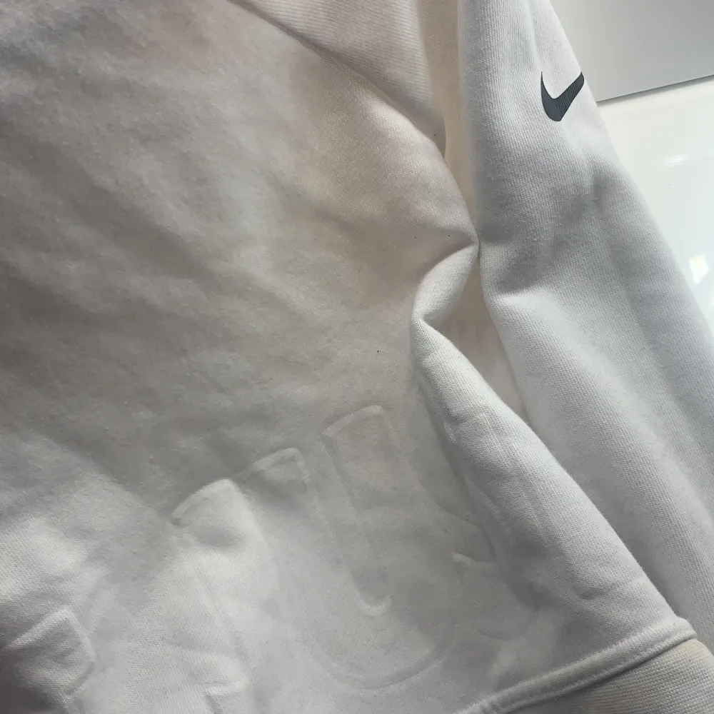 Sweatshirt från Nike storlek S, vit med ”tryck” i tyget där det står just. Do it. Nike märket i svart tryck på vänster arm. Använd fåtal gånger. Hoodies.