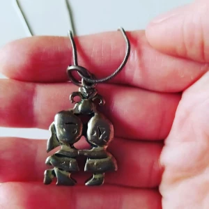 Unikt halsband flicka+pojke  - Okänt material. 