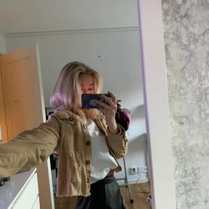 Beige jacka/skjorta - Lite tunnare jacka perfekt på våren/sommaren eller att styla som en skjorta över en topp nu till vintern. Beige från river island. Storlek S 80 kr☺️