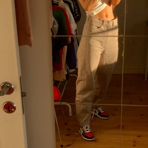 Stuprörsjeans - Använda 1 gång. Jag är 1.73 så ni har en referens hur långa dom är ❤️ Om fler skulle vara intresserade blir det budgivning ✨ Färgen ser ni bättre på sista bilden. 🌍Spårbar frakt